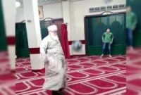 جنجال بر سر فوتبال بازی کردن یک امام جماعت در مسجد