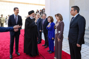 دو زن سوری بدون حجاب که به استقبال سید ابراهیم رئیسی رفتند