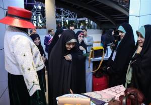 کراوات و کلاه زنانه به‌جای محصولات حجاب و عفاف در نمایشگاه مد و لباس