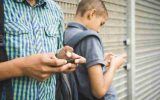 نحوه کنترل اعتیاد مجازی | ایرانی ها اولین بار در چند سالگی صاحب تلفن همراه می شوند؟